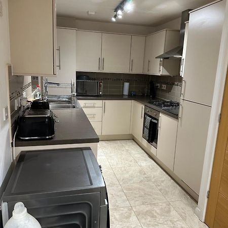 Cosy Double Bedroom In Newcastle Upon Tyne - Access To Shared Kitchen, Shared Lounge And Shared Conservatory Areas Inc Sky Tv And Netflix מראה חיצוני תמונה