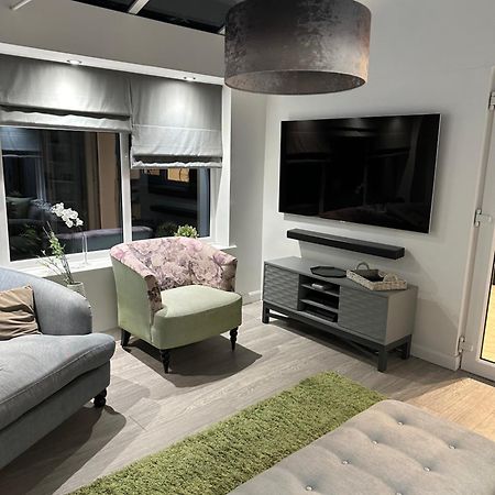 Cosy Double Bedroom In Newcastle Upon Tyne - Access To Shared Kitchen, Shared Lounge And Shared Conservatory Areas Inc Sky Tv And Netflix מראה חיצוני תמונה